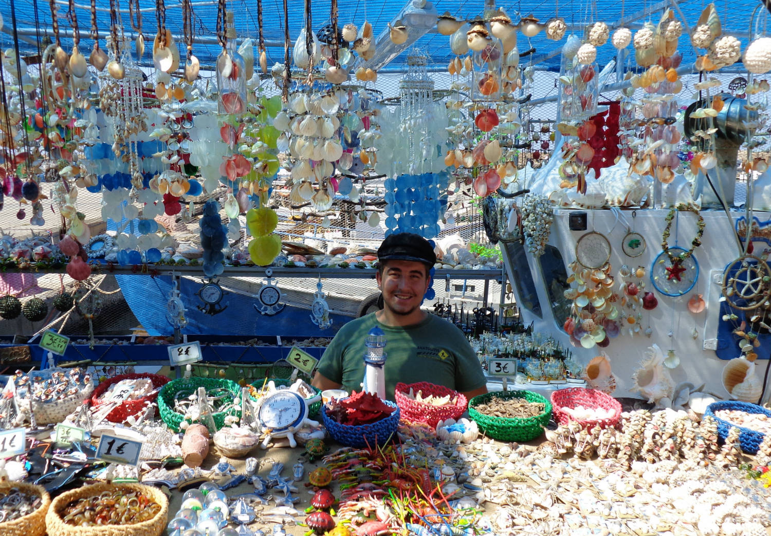 vendedor en el puerto de Chania